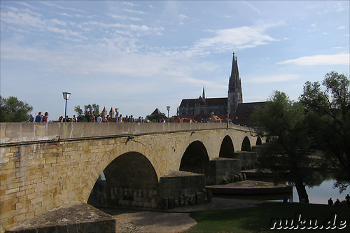 Steinerne Bruecke ueber die Donau in Regensburg, Bayern