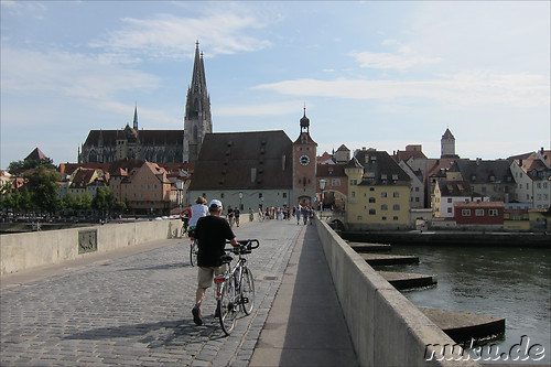 Steinerne Bruecke ueber die Donau in Regensburg, Bayern