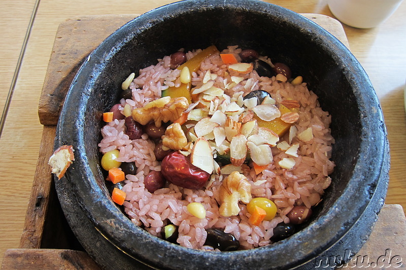 Steintopf mit traditionellem Reisgericht (angereichert mit Nüssen, Kernen, Bohnen, Früchten und Gemüse; Jeontongyeongyangbab; 전통영양밥)