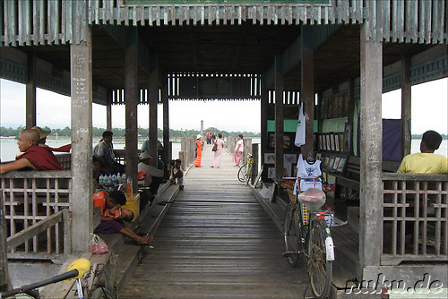 Stuetzpunkt auf der U-Bein-Bruecke in Amarapura, Myanmar