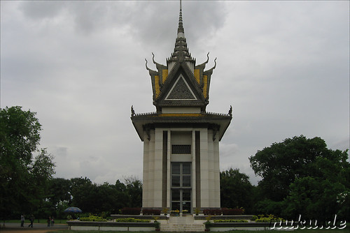 Stupa - gefuellt mit Totenschaedeln