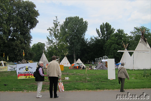 Stuttgart-21-Gegner und andere Camper im Schlossgarten