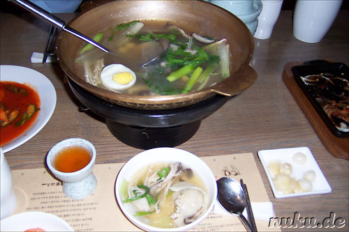 Suppe mit Pilzen, Meeresfruechten und Fleisch