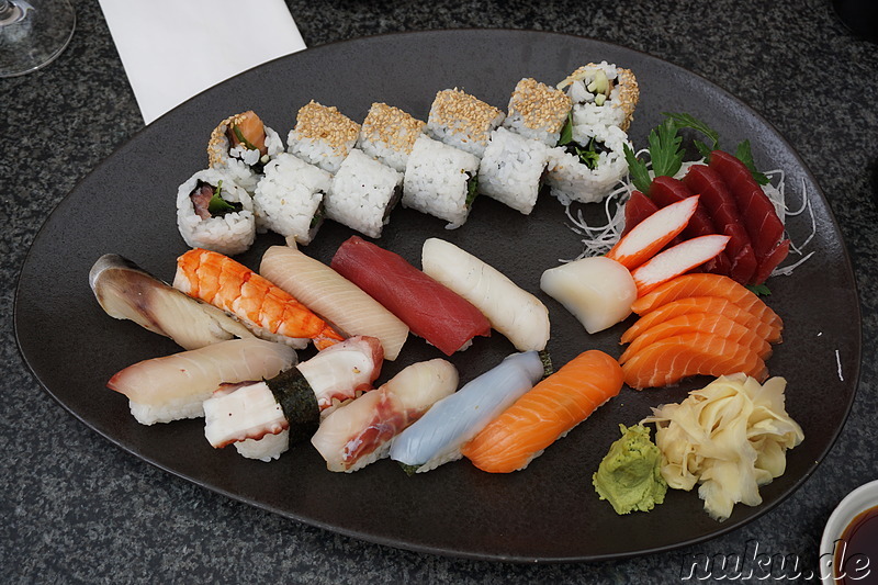 Sushi- und Sashimi-Set im japanischen Restaurant Hiro Sakao in Fürth, Bayern