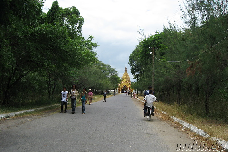 Tempel am Fusse des Mandalay Hills, Myanmar