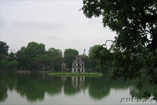 Thap Rua Tortoise Tower im Hoan Kiem Lake, Hanoi, Vietnam