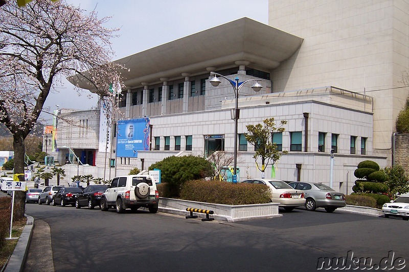 Tongyeong Stadthalle am Skulpturenpark, in der z.Zt. eine Ausstellung stattfindet