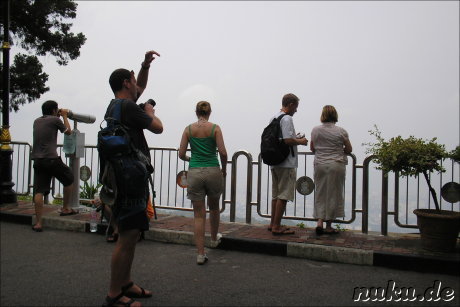Touristen suchen den Ausblick ueber Penang