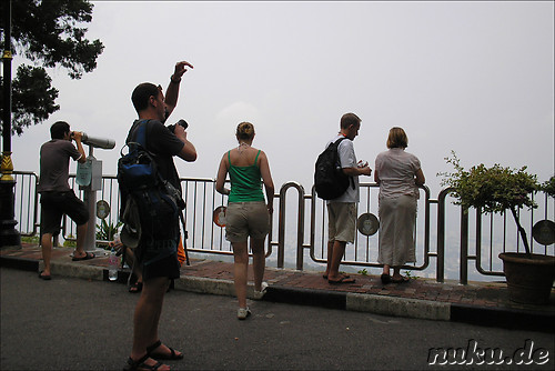 Touristen suchen den Ausblick ueber Penang