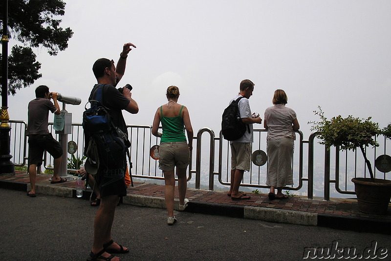 Touristen suchen den Ausblick über Penang