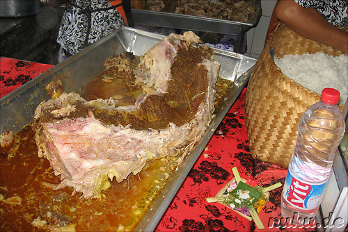 Traditionelle indonesische Kueche: Babi Guling, gefuelltes Spanferkel