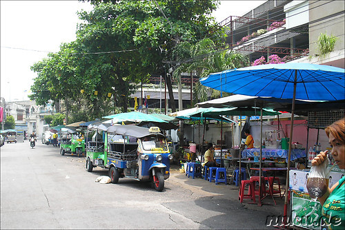 Tuk Tuks am Strassenrand