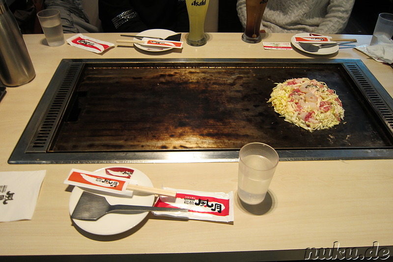 Typischer Tisch mit heißer Eisenplatte eines Okonomiyaki-Restaurants in Seoul, Korea
