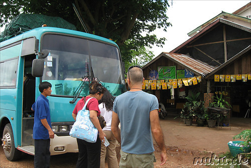 Unser Bus an der Raststaette zwischen Vientiane und Vang Vieng