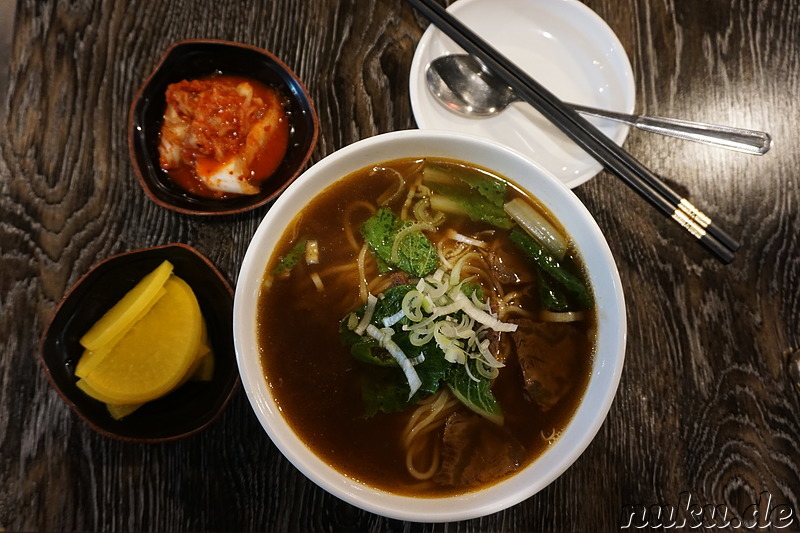Uyuktangmyeon - Taiwanesische Rindfleisch-Nudelsuppe im Restaurant Hyagmi in Seoul, Korea