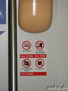 Verbotsschilder in der U-Bahn: Verzehr von Durians (Stinkfrucht) verboten!
