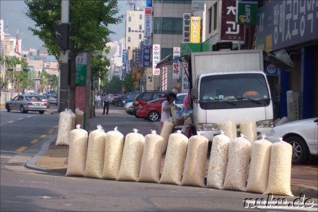 Verkauf von Popcorn und Fruehstuecksflocken am Strassenrand