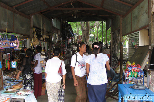 Verkaufsstaende am Mandalay Hill in Mandalay, Myanmar