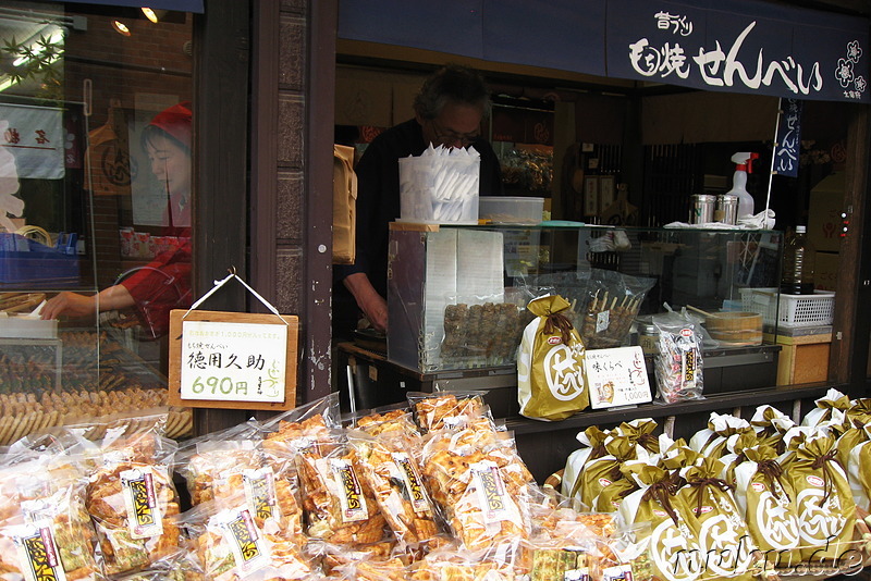 Verkaufsstand mit verschiedenen Leckereien in Dazaifu, Japan