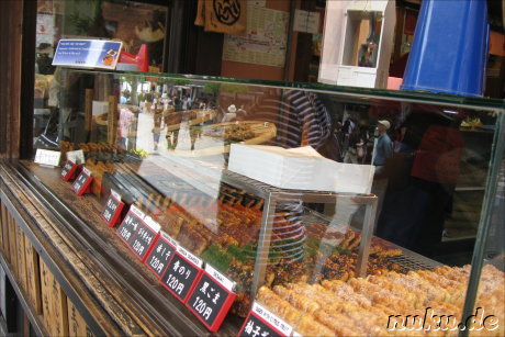 Verkaufsstand mit verschiedenen Leckereien in Dazaifu, Japan