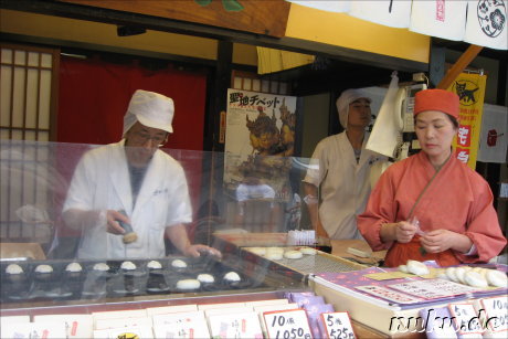 Verkaufsstand mit verschiedenen Leckereien in Dazaifu, Japan