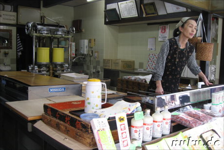 Verkaufsstand mit verschiedenen Leckereien in Dazaifu, Japan