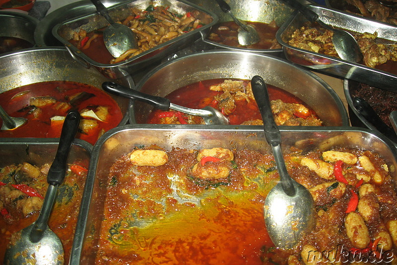 Verschiedene Currys im Too Too Restaurant in Mandalay, Myanmar