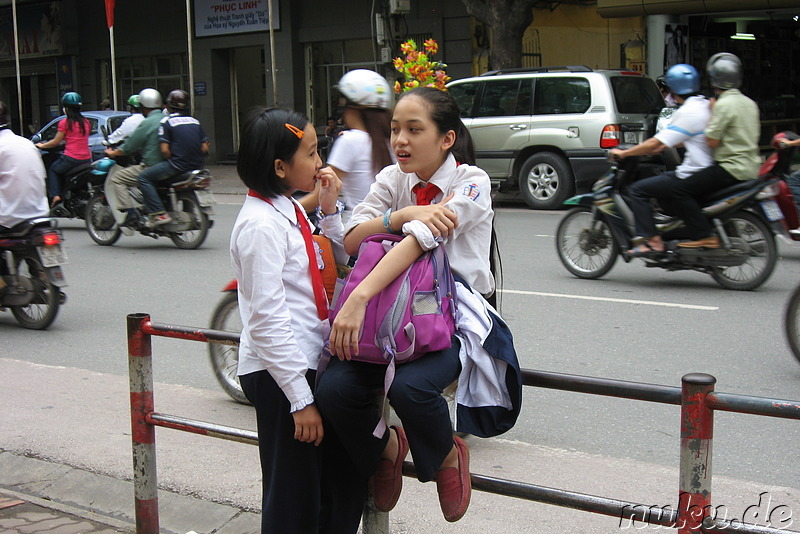 Vietnamesische Schulkinder in Schuluniform