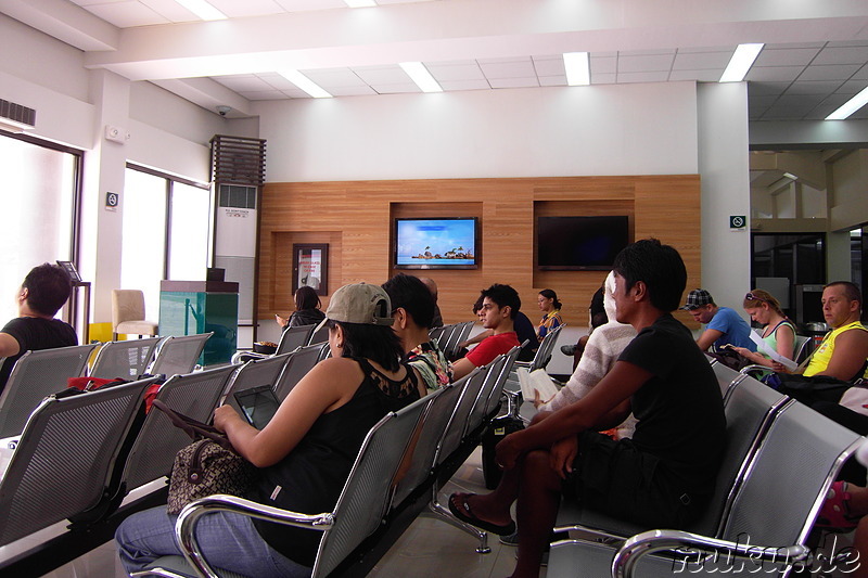 Warten am Caticlan Airport auf den Flug nach Manila