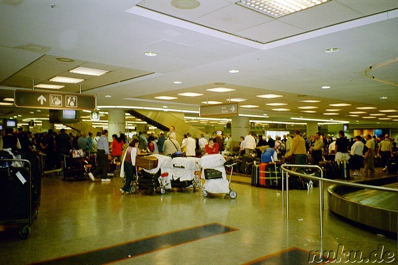 Warten auf das Gepäck am Flughafen in Torono, Kanada