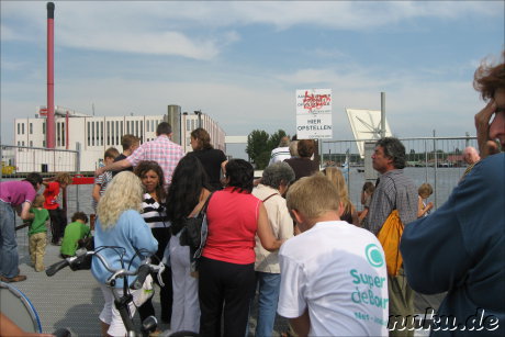 Warten auf die Faehre nach Zaanse Schans