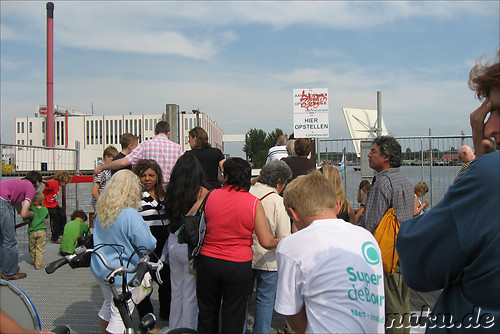Warten auf die Faehre nach Zaanse Schans
