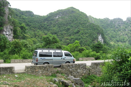 Wartender Bus vor der Hoehle