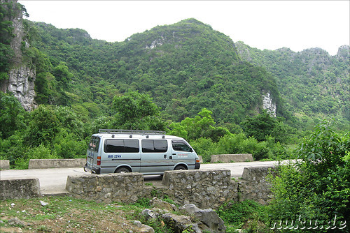 Wartender Bus vor der Hoehle