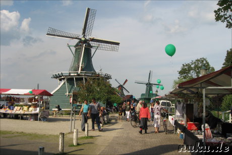 Windmuehlen im Freilichtmuseum Zaanse Schans in den Niederlanden