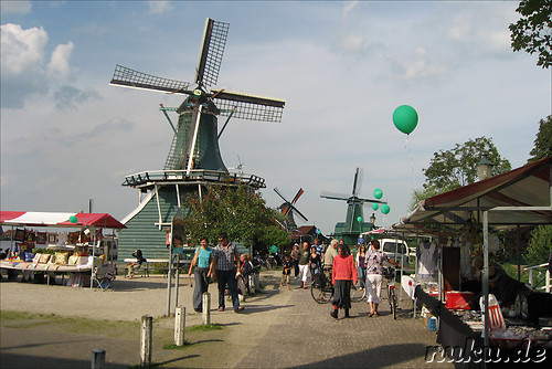 Windmuehlen im Freilichtmuseum Zaanse Schans in den Niederlanden