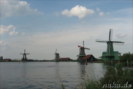Windmuehlen im Freilichtmuseum Zaanse Schans in den Niederlanden