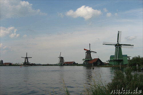 Windmuehlen im Freilichtmuseum Zaanse Schans in den Niederlanden