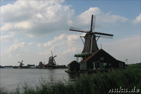 Windmuehlen im Freilichtmuseum Zaanse Schans in den Niederlanden