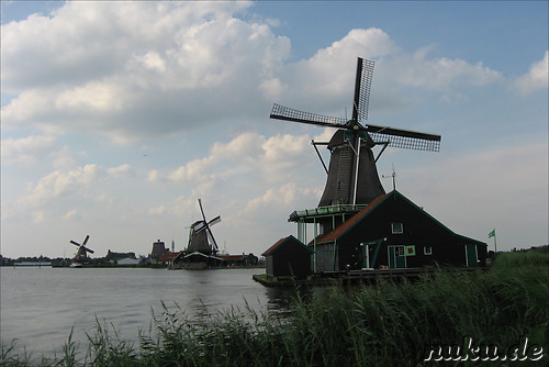 Windmuehlen im Freilichtmuseum Zaanse Schans in den Niederlanden