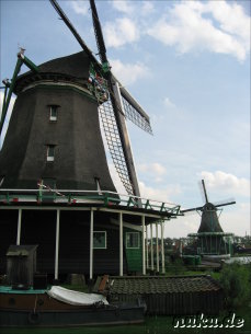 Windmuehlen im Freilichtmuseum Zaanse Schans in den Niederlanden