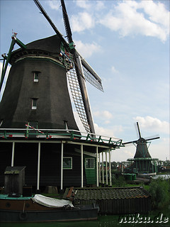 Windmuehlen im Freilichtmuseum Zaanse Schans in den Niederlanden