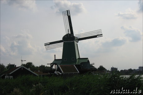 Windmuehlen im Freilichtmuseum Zaanse Schans in den Niederlanden