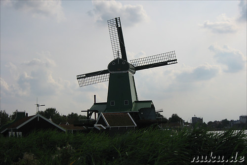 Windmuehlen im Freilichtmuseum Zaanse Schans in den Niederlanden