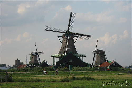Windmuehlen im Freilichtmuseum Zaanse Schans in den Niederlanden