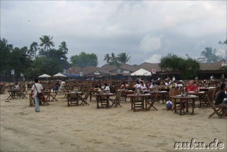Zahlreiche Restaurants fuer Fisch und Meeresfruechte am Jimbaran Strand