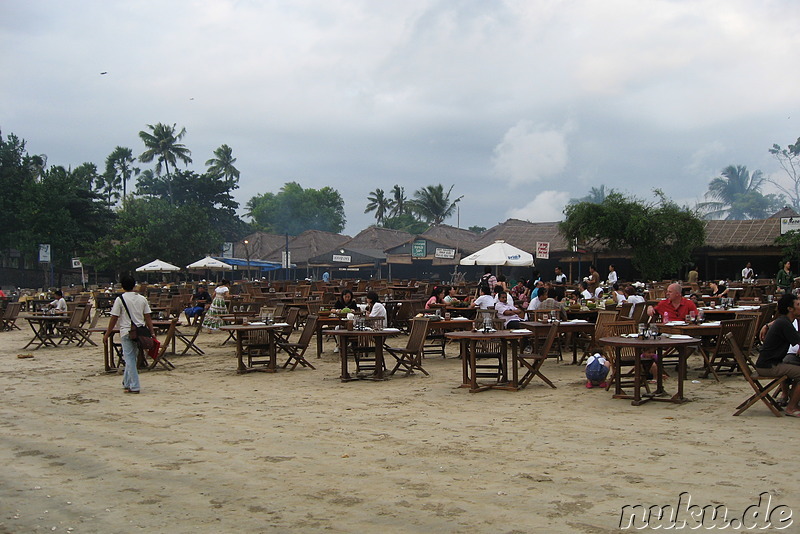 Zahlreiche Restaurants für Fisch und Meeresfrüchte am Jimbaran Strand