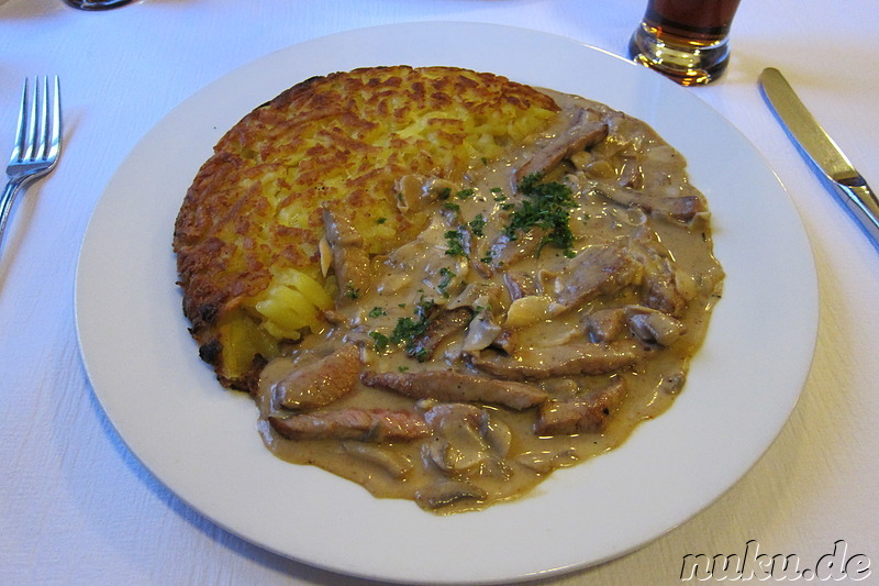 Züricher Geschnetzeltes mit Rösti im Restaurant zum Kropf in Zürich, Schweiz