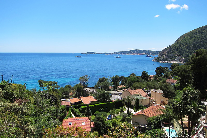  Blick auf Eze-Sur-Mer vom Wanderpfad Chemin de Nietzsche an der Cote d'Azur, Frankreich