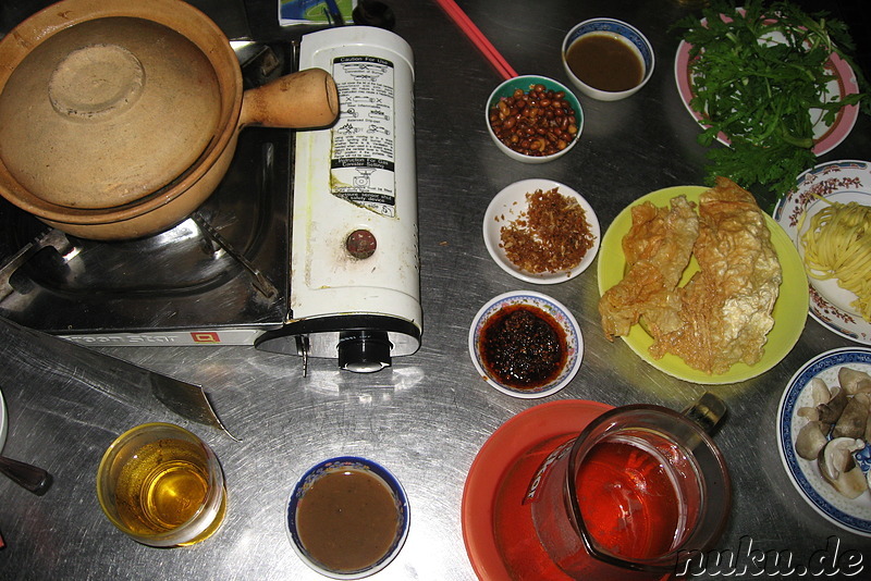 Abendessen: Steamboat - Suppe mit Gemüse und Fleisch (Leider auch Eingeweide)